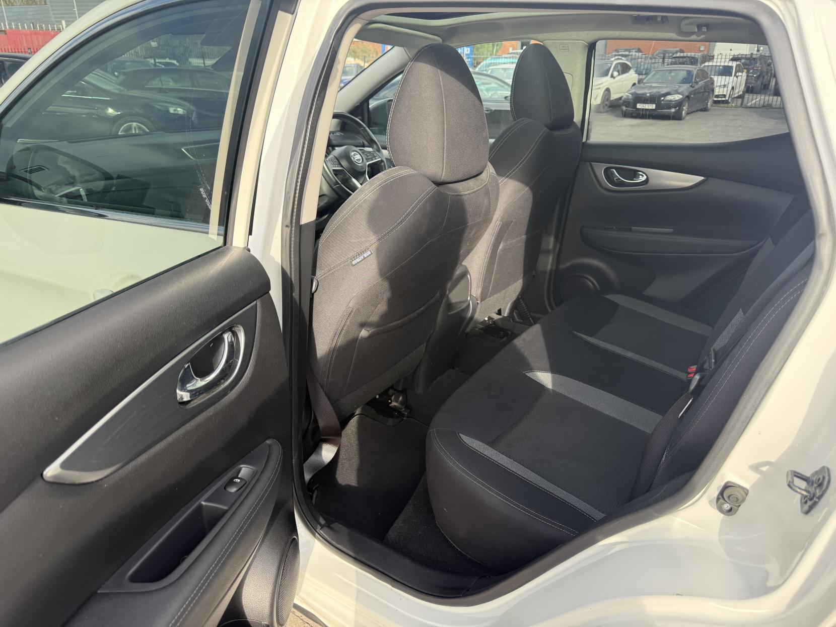 Nissan Qashqai 1.3 DIG-T N-Connecta SUV 5dr Petrol Manual Euro 6 (s/s) (140 ps)