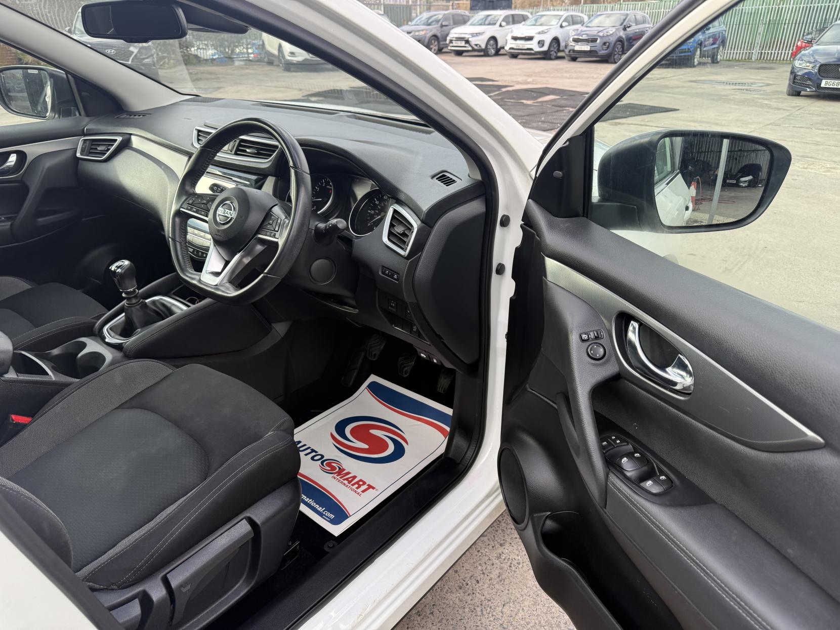 Nissan Qashqai 1.3 DIG-T N-Connecta SUV 5dr Petrol Manual Euro 6 (s/s) (140 ps)